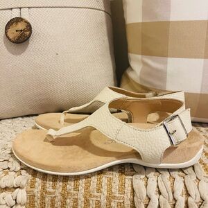Women’s Vionic Terra Leather Thong Slingback Cream Buckle Sandals Size 8.5